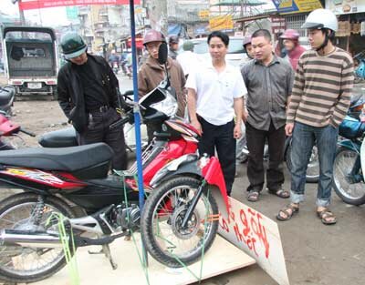 xe Honda bi gãy cổ.jpg